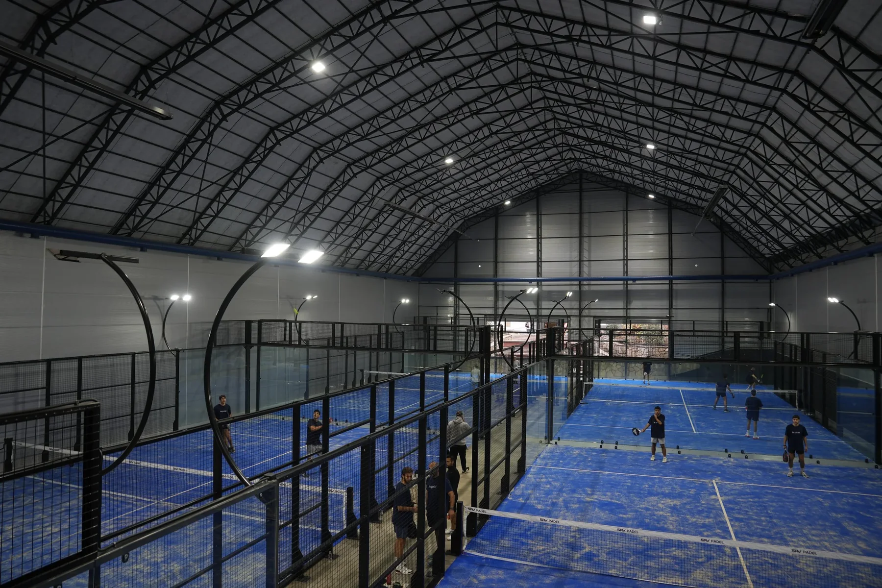 Kapalı padel kortları
